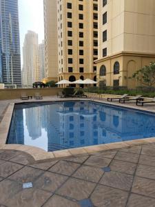een groot zwembad in een stad met hoge gebouwen bij Luxury Waterfront Apartment with Beach Access in Dubai