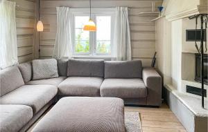 uma sala de estar com um sofá e uma janela em Lovely Home In yer With House A Mountain View em Øyer