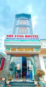 a sun tune house with a sign on top of it at Sơn Tùng Hostel in Cat Ba