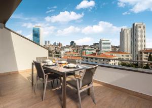Tzl Suites Hotel Nişantaşı的阳台或露台