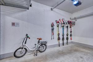 una bicicleta estacionada en una habitación con esquís en la pared en City Café - CENTRAL Apartment, en Brunico