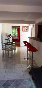 a living room with a table and chairs and a kitchen at Appartement moderne au cœur de Le Robert, 45m², balcon privé in Le Robert