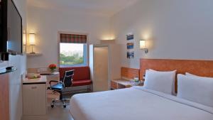 TV a/nebo společenská místnost v ubytování Nirwana Hometel Jaipur- A Sarovar Hotel