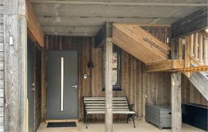 porche de madera con banco y escalera en Amazing Apartment In Sjusjen With House A Panoramic View en Sjusjøen