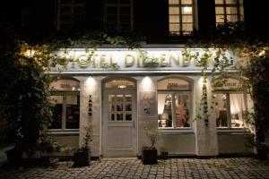 Liebezeit - ehemals Hotel Dillenburg في ديلنبورغ: واجهة متجر في الليل مع علامة فوق الباب
