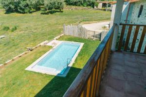 una vista aérea de una piscina en un patio en Quinta do Rapozinho, en Cabeceiras de Basto