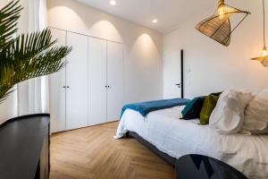 Posteľ alebo postele v izbe v ubytovaní HYGGE KEYWEEK Apt 2 bedrooms with parking in Biarritz city center