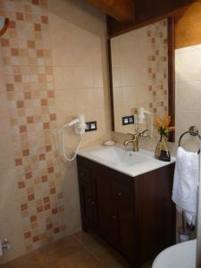 A bathroom at Casa Rural Ezkibel by clabao Még 32 kép