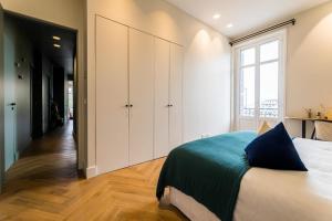 Posteľ alebo postele v izbe v ubytovaní HYGGE KEYWEEK Apt 2 bedrooms with parking in Biarritz city center