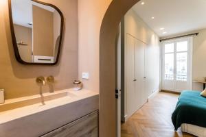 Posteľ alebo postele v izbe v ubytovaní HYGGE KEYWEEK Apt 2 bedrooms with parking in Biarritz city center