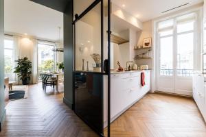 Kuchyňa alebo kuchynka v ubytovaní HYGGE KEYWEEK Apt 2 bedrooms with parking in Biarritz city center