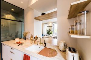 Kuchyňa alebo kuchynka v ubytovaní HYGGE KEYWEEK Apt 2 bedrooms with parking in Biarritz city center