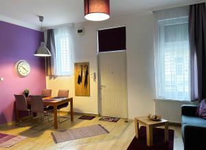 A television and/or entertainment centre at ABT Apartments Karoly