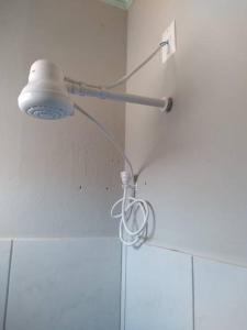 a light on a wall in a bathroom at Studio Próximo ao centro in Palmas