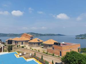 uma vista aérea de uma casa com piscina em Kay Sun Hotel 