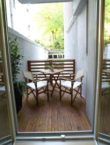 um pátio com uma mesa e cadeiras num deque em Fingerprint Tree Apartments - Original em Zagreb