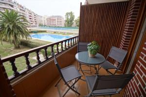 Apartamento en la playa de Brazomar wifi y garaje tesisinde bir balkon veya teras