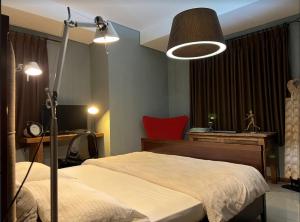 ein Schlafzimmer mit einem Bett und einer Lampe in der Unterkunft 2 Bedrooms - Thamrin Executive Apartment at Jakarta Center in Jakarta