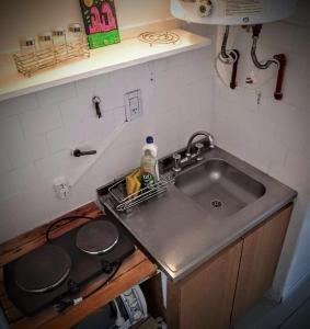 a small kitchen with a sink and a stove at Abasto monoambiente in Buenos Aires