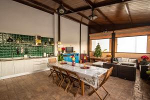 uma cozinha e sala de estar com mesa e cadeiras em La Era Gran casa de vacaciones para grupos adaptada a vuestras necesidades em Rute