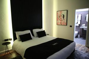 Postel nebo postele na pokoji v ubytování Dark Boutique Hotel