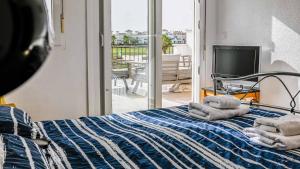 a bedroom with a bed with towels on it at Modern Stunning Townhouse 3 bed 2 bath on La Torre CE51LT in Torre-Pacheco