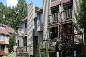 Une rangée de maisons avec balcon et arbres dans l'établissement Lakeview Golf Resort Townhouses, à Morgantown 6 autres photos