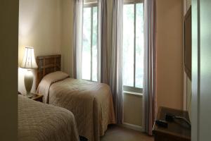 une chambre d'hôtel avec deux lits et une fenêtre dans l'établissement Lakeview Golf Resort Townhouses, à Morgantown
