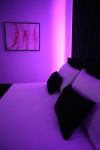 Postel nebo postele na pokoji v ubytování Dark Boutique Hotel
