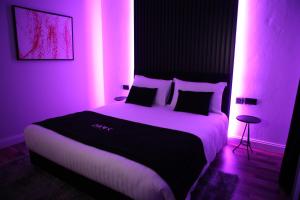 Postel nebo postele na pokoji v ubytování Dark Boutique Hotel