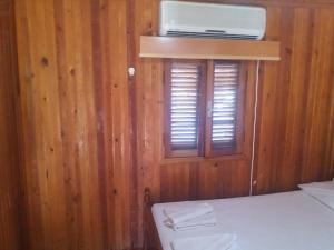 1 Schlafzimmer mit einem Bett und einem Fenster mit Klimaanlage in der Unterkunft Oll garden in Side
