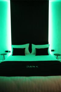 Postel nebo postele na pokoji v ubytování Dark Boutique Hotel