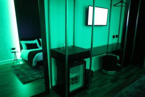 TV a/nebo společenská místnost v ubytování Dark Boutique Hotel