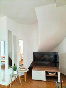 Telewizja i/lub zestaw kina domowego w obiekcie Sakura Studio Apartment
