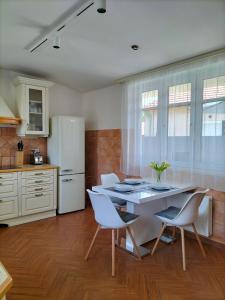 Kuchyňa alebo kuchynka v ubytovaní Sakura Studio Apartment