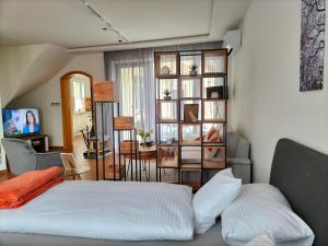 sypialnia z łóżkiem i salonem w obiekcie Sakura Studio Apartment w mieście Mosonmagyaróvár