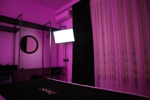 TV a/nebo společenská místnost v ubytování Dark Boutique Hotel