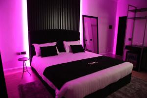 Postel nebo postele na pokoji v ubytování Dark Boutique Hotel
