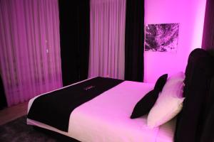Postel nebo postele na pokoji v ubytování Dark Boutique Hotel