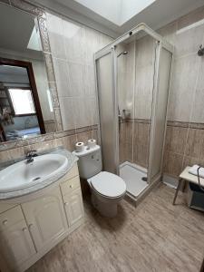 エステポナにあるVillacana 2511のバスルーム(トイレ、シャワー、シンク付)