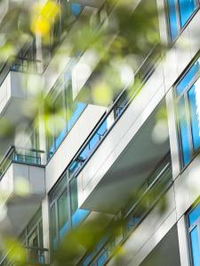 uma imagem de um edifício com janelas azuis em COMO Metropolitan London em Londres