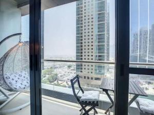 Balkons/terase naktsmītnē Luxury Modern Studio in JLT with Amazing View & Rooftop Pool - sleeps 3