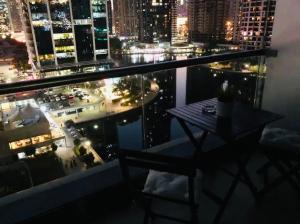 Balkons/terase naktsmītnē Luxury Modern Studio in JLT with Amazing View & Rooftop Pool - sleeps 3