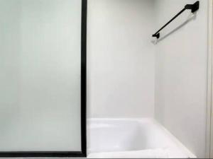 Vannas istaba naktsmītnē Luxury Modern Studio in JLT with Amazing View & Rooftop Pool - sleeps 3