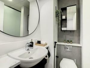 Vannas istaba naktsmītnē Luxury Modern Studio in JLT with Amazing View & Rooftop Pool - sleeps 3
