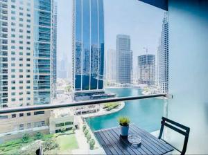 Balkons/terase naktsmītnē Luxury Modern Studio in JLT with Amazing View & Rooftop Pool - sleeps 3