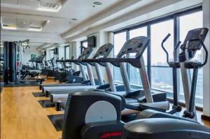 Fitnesa centrs un/vai fitnesa iespējas naktsmītnē Luxury Modern Studio in JLT with Amazing View & Rooftop Pool - sleeps 3
