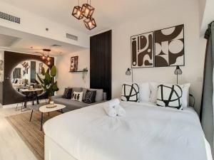 Gulta vai gultas numurā naktsmītnē Luxury Modern Studio in JLT with Amazing View & Rooftop Pool - sleeps 3