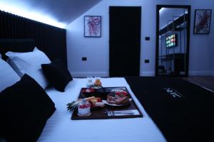 Postel nebo postele na pokoji v ubytování Dark Boutique Hotel
