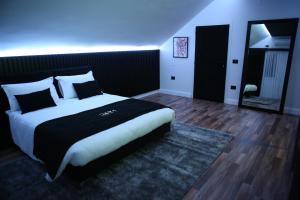 Postel nebo postele na pokoji v ubytování Dark Boutique Hotel